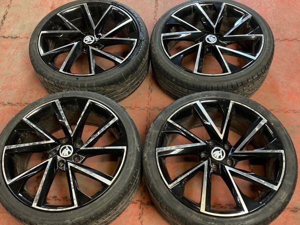19” alloys with tyres 235-35-19