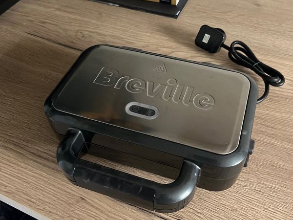 Breville waffle maker (new)
