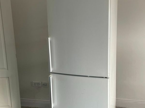 Serie | 4 free-standing fridge-freezer with freeze