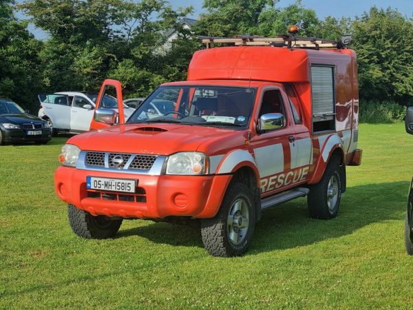 Nissan Navara Crew Cab, Diesel, 2005, Red