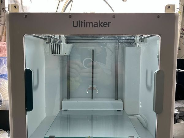 Ultimaker S3 3D Printer w/ €2.5k+ in Accessories