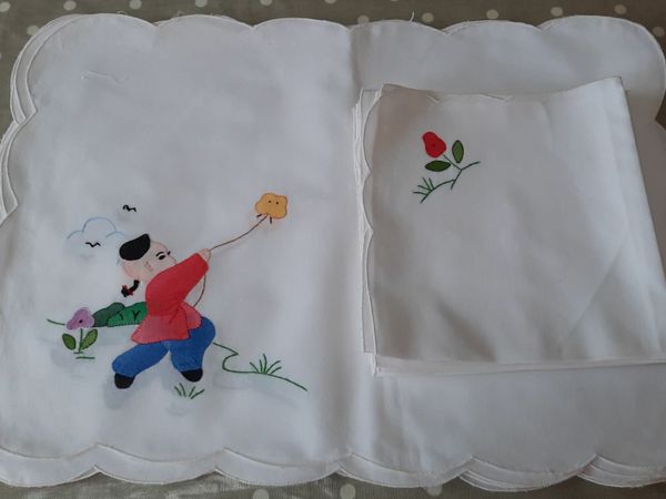 Embroidered Placemats Set of 8 with napkins