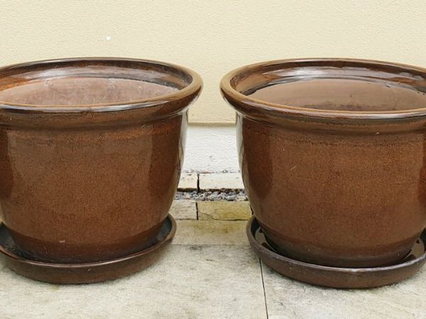 4 brown glazed high shine pots, with ceramic trays