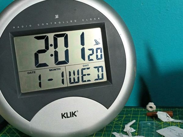 Digital, automatically setting clock