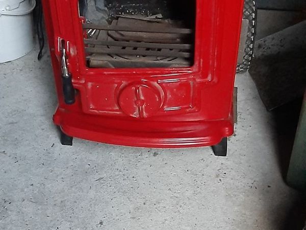 SAEY 5 kw stove.Red/Black.Display model.