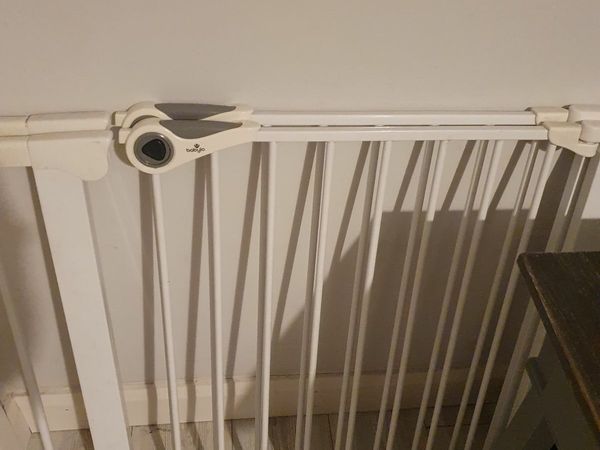 Free safety gates for stairs
