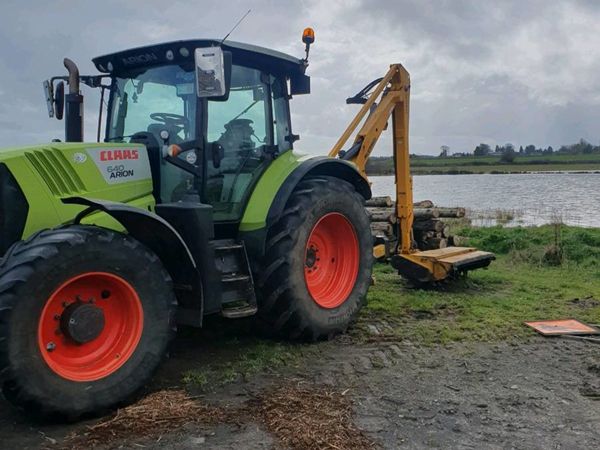 Claas 640 with hedgecutter