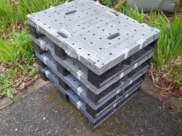 Plastic pallets  and timber reel
