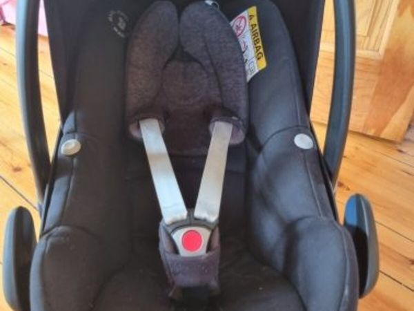 Maxi Cosi pebble baby car seat and base