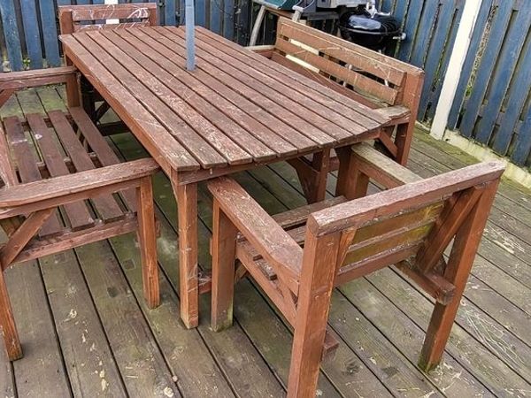garden furniture table and chairs