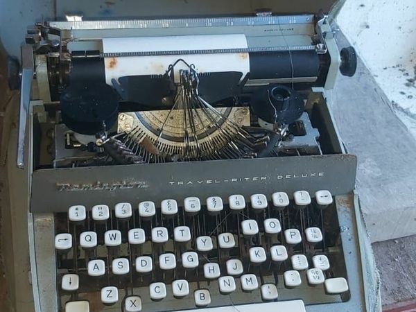 Remington travel riter deluxe typewriter in case