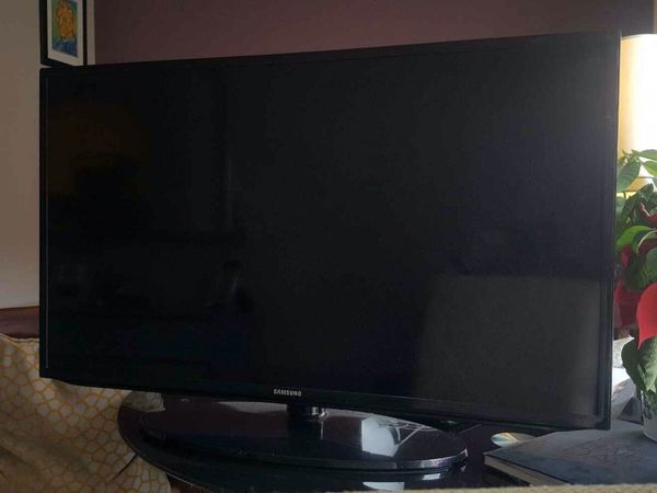 TV Samsung 40"   €150.      Perfect Condition and working order