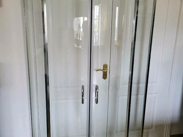 900m double door shower enclosure on wheels with m