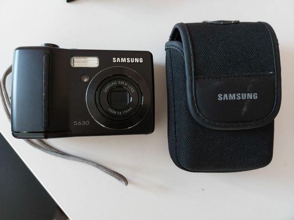 Samsung S630 zoom camera with case