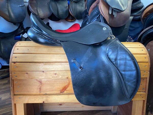 Barnsby Wide 17.5” black Leather saddle