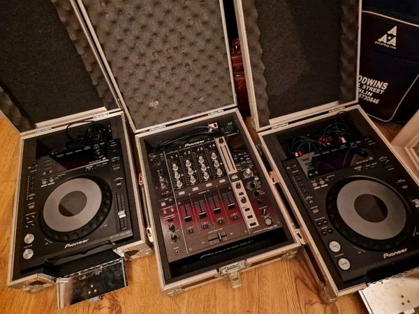 2 CDJ 850 and Pioneer DJM 750 Mixer + Cases