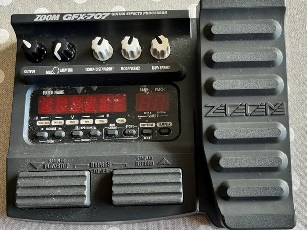 Zoom GFX-707 guitar effects pedal with rythms