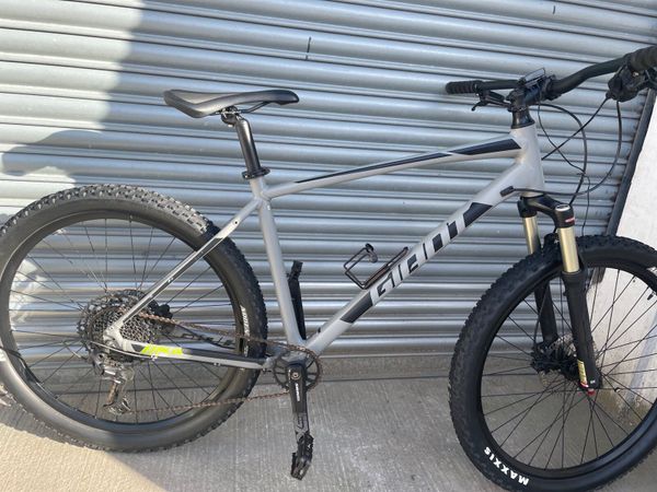 Giant talon 1(like new) mountain bike