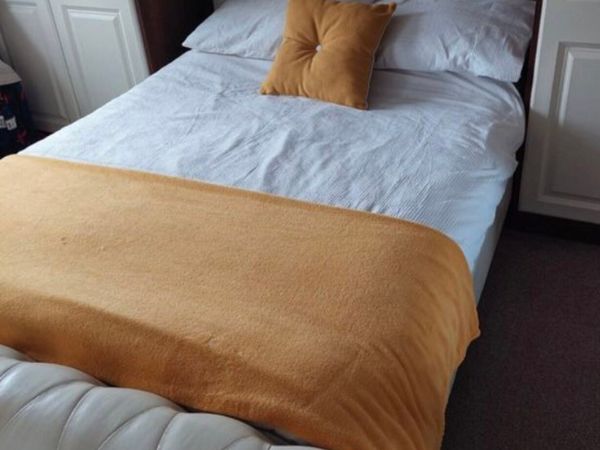 Beautiful Cream Leather 4 Foot 6’ Double Bed
