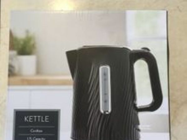 BRAND NEW IN BOX Black Cordless Kettle