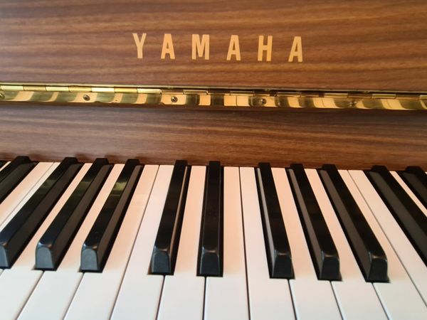 Yamaha E108 Upright Piano, excellent condition, lo