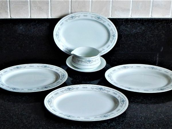Set of 4 ‘Diane’ range Japanese Fine Porcelain China plates and Gravy Boat