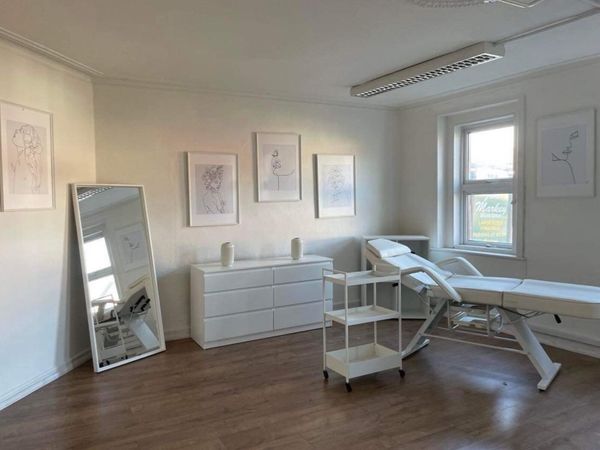 Beauty room to rent