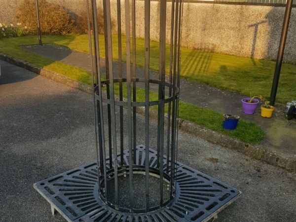 Tree guard and cast iron grille base
