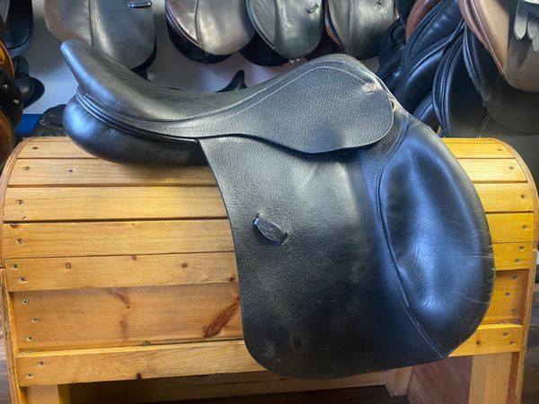 17.5” black leather Eric Thomas jumping saddle