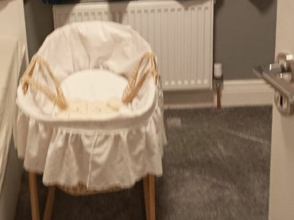 Moses basket with stand and mattress