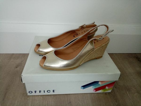 Ladies Office size 5  Gold Sandals new