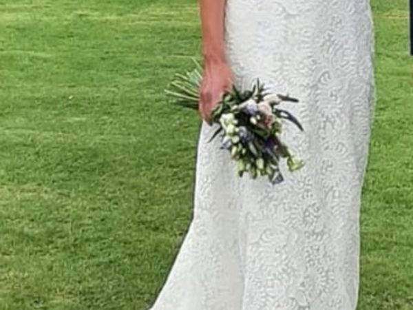 Stunning preloved ivory wedding dress
