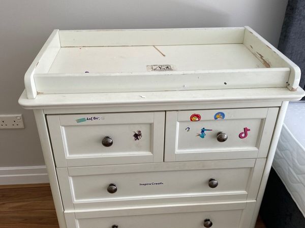 Baby changing unit / chest of drawers