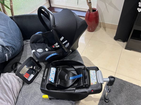 Maxi cosy car seat and iso-fix base in Swords