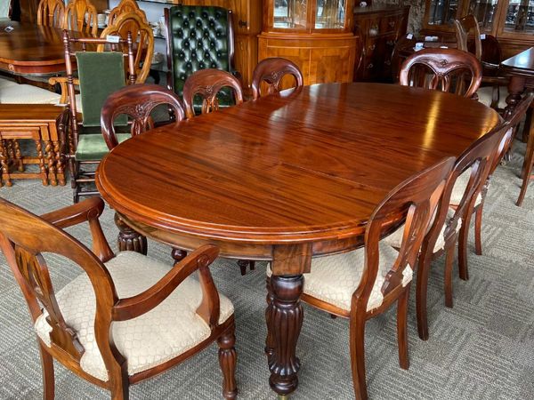 Beautiful extendable mahogany dining table with 8 balloon back chairs.