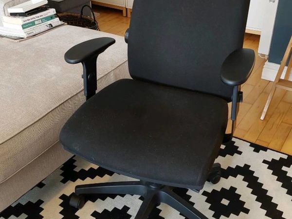 Executive Ergonomic chair! Only one owner.