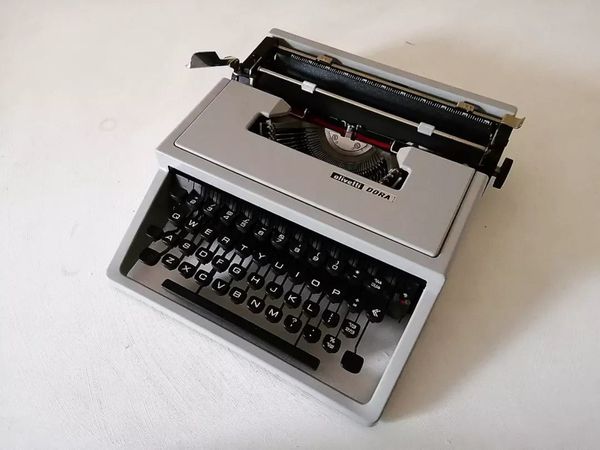 Olivetti Dora typewriter - Fully Restored