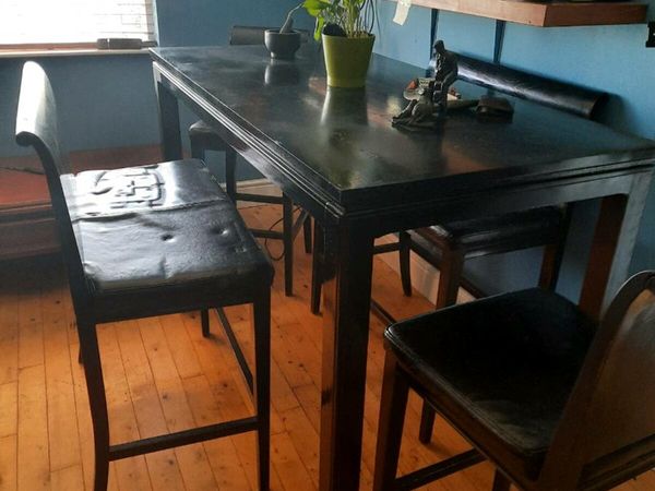 Table and chairs ( can deliver)
