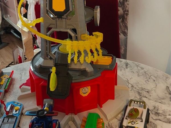 Paw patrol tower and accessories