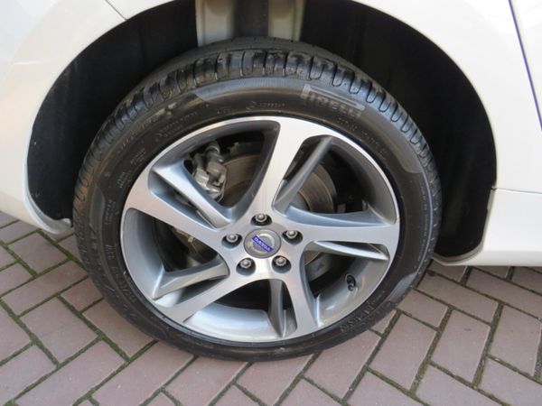 17" diamond cut OEM Volvo V40 alloys with Pirellis