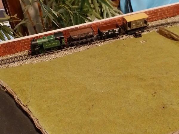 HORNBY TRAIN LAYOUT