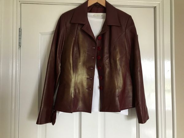 Ladies leather jacket 10/12 = 36 **NEW**