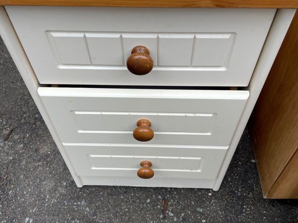 Free- Small chest of drawers