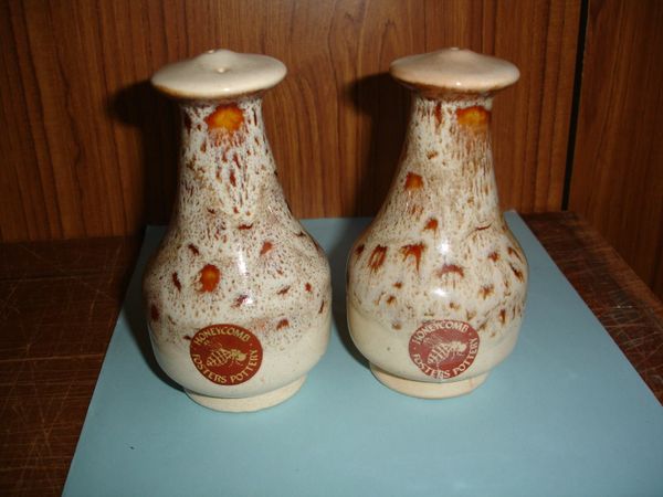Fosters Cornish Pottery Light Honeycomb Salt/Pepper Set.