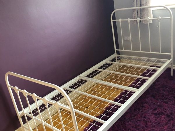 Single bed frame (ideal for kids)