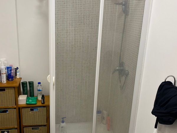 Shower doors, tray & shower head set