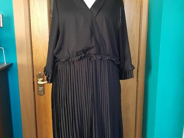 Boohoo black pleated dress, Size 24, BNWT