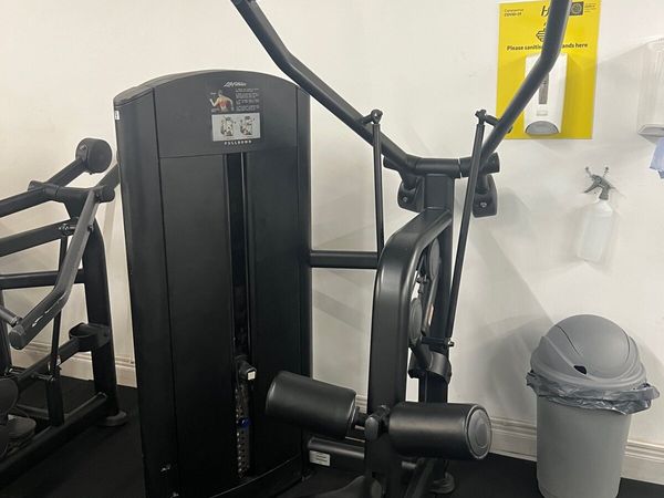 Life fitness lat pull down