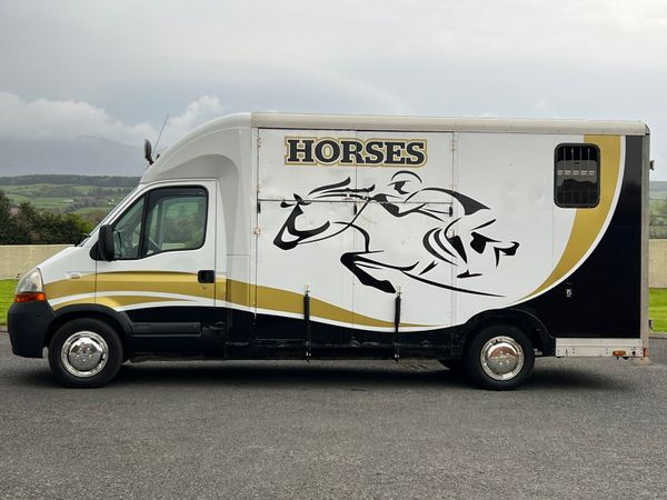 Horse box lorry