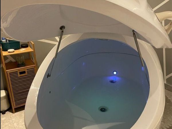 Floatation pod sensory therapy tank offers